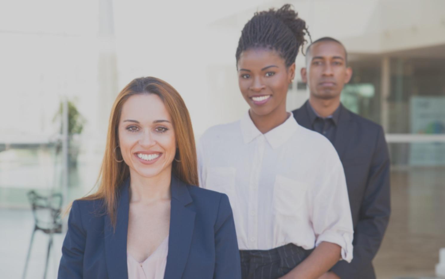 Equipo de analistas trabajando en revisión de informes financieros